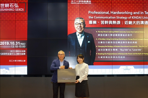 19-文學院林呈蓉院長(右)贈送世耕石弘總務部長(左)紀念品(馮文星攝影)