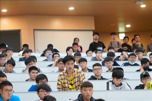 17-第16場「熊貓講座」演講會場，學生提問。(馮文星攝影)