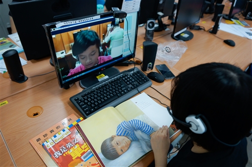 會計學系同學以遠距視訊陪伴偏鄉弱勢孩童閱讀。