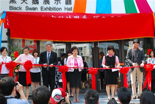 「教科畢展--加值中，九等了」，在淡水校園黑天鵝展示廳展出，呈現同學們於大學四年來在教學設計、多媒體製作、數位學習與教材開發之專業訓練成果。除為企業量身訂作e化教材，也為學生大腦加值提升就業力。