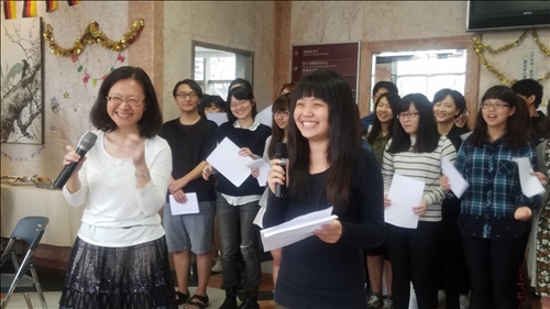 The College of Foreign Languages and Literatures Celebrates Christmas Early