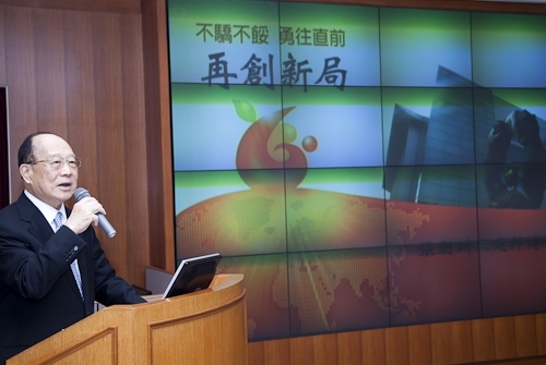 「98學年度教學與行政革新研討會」在淡水校園覺生國際會議廳舉行，創辦人及校長共同主持，本次會議主題為「傳承、創新、新淡江-尋找淡江DNA，迎接60週年校慶」。