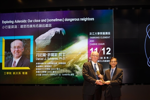 19-航太系陳步偉主任(右)贈送Dr. Daniel J. Scheeres (左)代表「熊貓講座」榮譽的銅雕獎座(馮文星攝影)