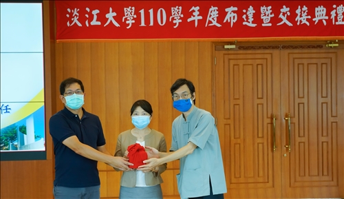 文學院大眾播學系主任交接：監交人(中)-林呈蓉院長，移交人(左)-許傳陽主任，接交人(右)-唐大崙主任。(秘書處馮文星拍攝)