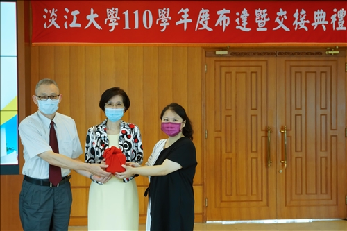 教育學院教育科技學系主任交接：監交人(中)-潘慧玲院長，移交人(左)- 李世忠主任，接交人(右)-王怡萱主任。(秘書處馮文星拍攝)