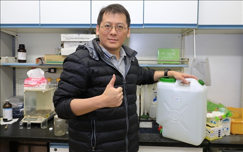 化學系教授謝仁傑 傳遞正能量 製次氯酸水助校抗疫