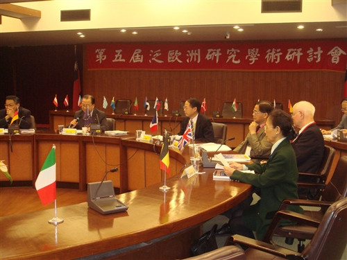 本校歐洲研究所舉辦「第五屆泛歐洲研究學術研討會--台灣因應哥本哈根聯合國氣候會議之反思：兼論歐盟與俄羅斯的立場與作為」研討會，探討在聯合國的架構下，歐盟與俄羅斯如何制訂與推動環保政策，以及「後京都」機制將如何發展，作為台灣制訂相關政策之參考。