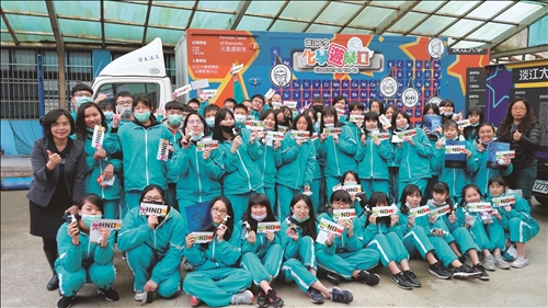 化學車遊進萬里 寓教學於防疫