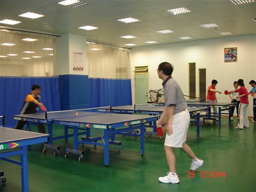 體育室於10月下旬起開設一、二級主管的桌球、羽球、游泳等體育課程，期望藉由主管熱情的參與，帶動校園運動風潮，以打造本校成為活力校園。