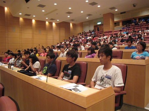 本校舉辦「淡海同舟」--99學年度社團負責人研習會，以社團負責人的領導、專業技能、人際關係等為研習主軸，延續社團文化。