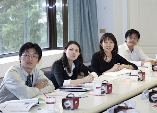 台灣大哥大股份有限公司一行9人蒞校參訪，徐主任秘書錠基和與會人員分享本校榮獲第19屆國家品質獎之申請歷程及推行TQM之成果。