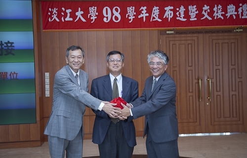 新學年新氣象，本校在8月3日上午10時於淡水校園覺生國際會議廳舉行98學年度新成立單位主管布達暨一、二級單位新卸任主管交接典禮。