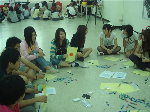 「2010年暑期生活英語營」本週在淡水校園熱鬧展開，4天的活動將協助同學藉著不同文化的學習與自我探索，提升英語能力與國際視野。
