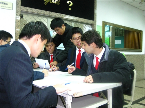 成人教育部辦理「海外華裔青年台灣觀摩團」活動，自1月6日起熱鬧展開，海外華裔青年在臺21天體驗美麗的福爾摩沙風情。