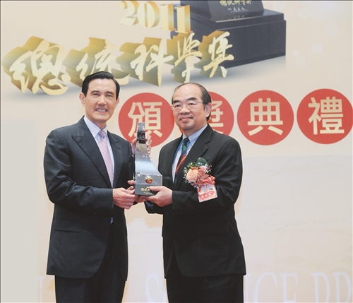 賀！本校金鷹獎傑出校友吳茂昆榮任教育部長