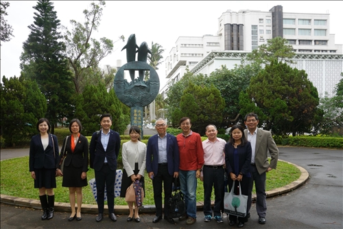 5-參觀淡水校園-海豚吉祥物里程碑，，世耕石弘總務部長與文學院林呈蓉院長及系主任等陪同人員合影。(馮文星攝影)