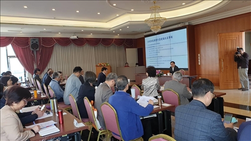 防範COVID-19校長主持防疫會議 謹慎因應完善應對開學日