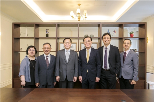 9-本校訪問團與韓國慶熙大學代理校長(右3)、國際長(左1)合影。