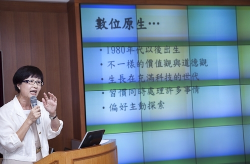 「98學年度教學與行政革新研討會」在淡水校園覺生國際會議廳舉行，創辦人及校長共同主持，本次會議主題為「傳承、創新、新淡江-尋找淡江DNA，迎接60週年校慶」。