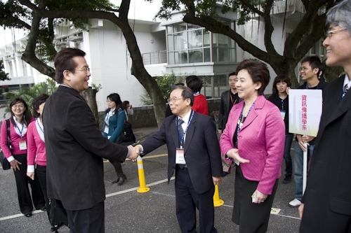 教育部98年度大學校院系所評鑑委員於這兩週蒞校展開實地訪評。