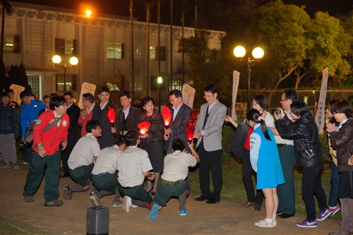 學務處舉辦「點一顆心燈 祈一年幸福」點燈祈福活動。