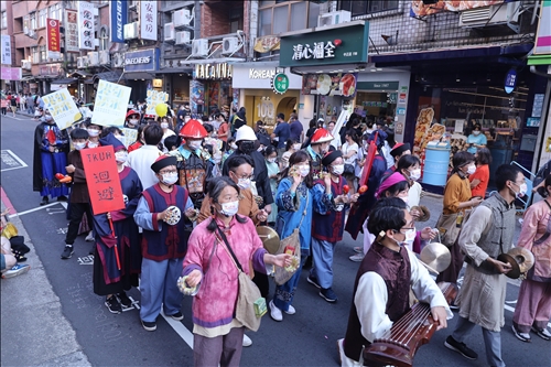 歷史系學生變裝馬偕 參加淡水環境藝術節 踩街活動吸睛