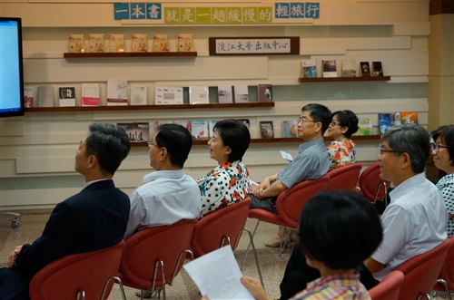 英文學系副教授陳吉斯及校友曾貴麟出版《城市中的森林》圖文書。