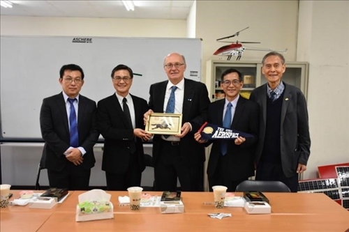 22-航太系舉辦座談會，致贈Dr. Daniel J. Scheeres紀念品(航太系提供)