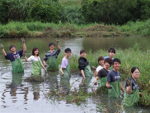 本校260位修習「生態社區建構」課程的同學，日前進行關渡自然公園之志工服務，為環境生態保育付出一己之力，並體驗服務的真諦。