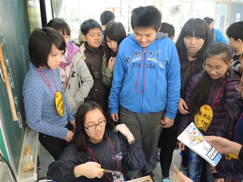 理學院「可見光科學服務隊」前往臺南市六甲國中進行服務。