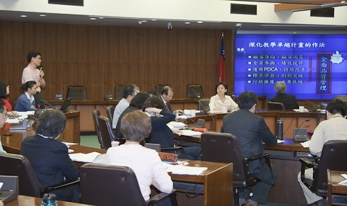 張校長家宜在本校98學年度教學卓越計畫推動委員會第3次會議上，呼籲全校師生踴躍參與教學卓越的各項活動，共同深化全面品質教學，達成廣育心靈卓越人才之目標。