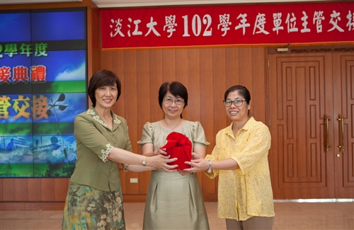 TKU Holds 2013 Handover Ceremony for Department Heads