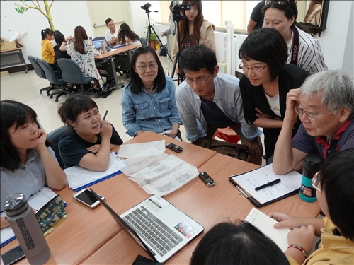 14-在地居民程許忠先生與老師們聆聽小組議題簡報