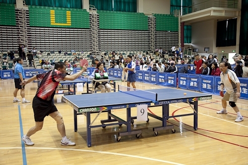 中華民國大專校院98年度教職員工桌球錦標賽於本校紹謨紀念體育館舉行，全國近八百位選手齊聚五虎崗，馳騁球場、大顯身手，奮力為各自所屬的學校爭取榮譽。