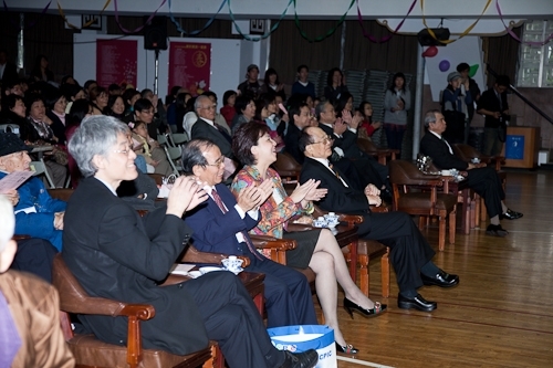 本校98年度歲末聯歡會在淡水校園學生活動中心熱鬧登場，豐富的摸彩品及多元具有特色的民俗技藝、箏胡、舞蹈、歌唱等表演，讓全校教職員工及退休人員High到最高點。