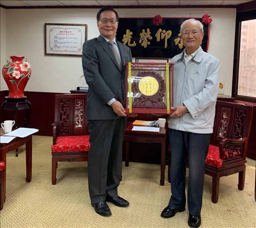校長拜訪陳定川總會長•感謝對母校長期支持