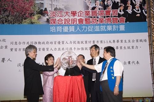 配合教育部「1-1大專畢業生至企業職場實習方案」，本校「媒合說明會暨就業博覽會」安排二百餘家廠商於淡水校園的活動中心、宮燈大道、海報街、書卷廣場、圖書館前徵才，提供校友、畢業生至職場實習之最佳媒合途徑。