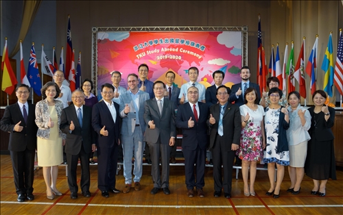 展翅啟航•遨翔全球～大三出國授旗典禮