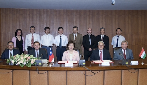 本校與匈牙利科維努思大學（Corvinus University of Budapest）簽訂兩校學術合作交流協議書，科維努思大學成為本校第104個姊妹校，未來兩校將積極進行學術交流，共同培育具國際化競爭力之人才。