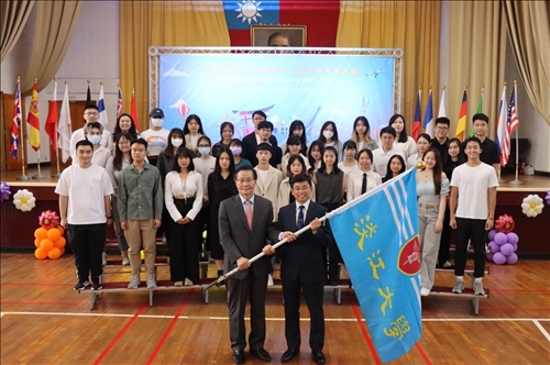 葛校長授旗出國留學學生 勉平安回家滿載而歸