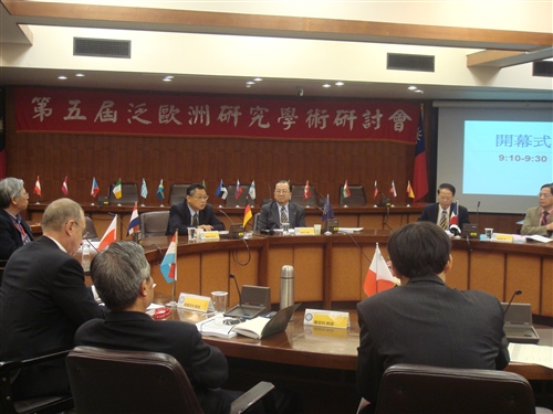 本校歐洲研究所舉辦「第五屆泛歐洲研究學術研討會--台灣因應哥本哈根聯合國氣候會議之反思：兼論歐盟與俄羅斯的立場與作為」研討會，探討在聯合國的架構下，歐盟與俄羅斯如何制訂與推動環保政策，以及「後京都」機制將如何發展，提供作為台灣制訂相關政策之參考。