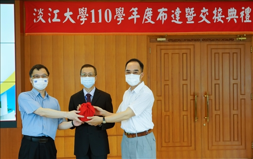 商管學院資訊管理學系主任交接：監交人(中)-蔡宗儒院長，移交人(左)-魏世杰主任，接交人(右)-張應華主任。(秘書處馮文星拍攝)