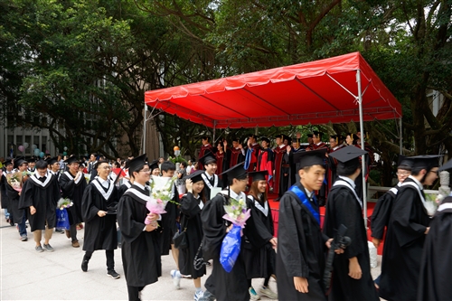 本校舉行104學年度畢業典禮──「浩浩淡江六六　職場通航九九」。