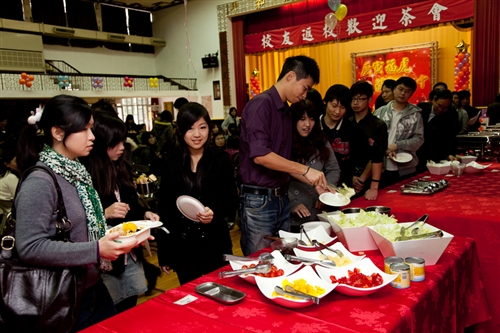 「春之饗宴」：時序入春、奼紫焉紅的杜鵑妝點滿校園之際，校友們齊聚五虎崗，與創辦人張建邦及校長張家宜同歡，提早為本校建校一甲子暖壽。