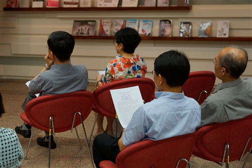 英文學系副教授陳吉斯及校友曾貴麟出版《城市中的森林》圖文書。
