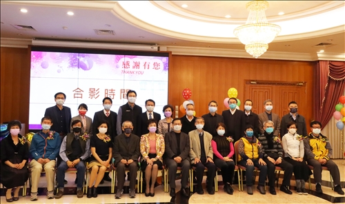 榮退茶會 鮮花伴歌聲歡送退休同仁