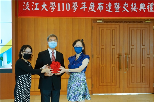 外國語文學院俄國語文學系主任交接：監交人(中)-吳萬寶院長，移交人(左)-劉皇杏主任，接交人(右)-郭昕宜主任。(秘書處馮文星拍攝)