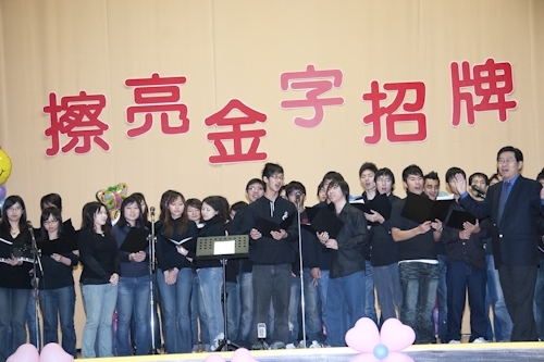 奼紫焉紅的杜鵑妝點滿校園之際，本校舉辦「春之饗宴」活動，校友們齊聚五虎崗，與創辦人張建邦及校長張家宜同歡，現場濃濃的人情味，校友們都渡過歡樂的一天。