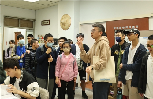 啟明學校師生認證 淡江校園有愛無礙