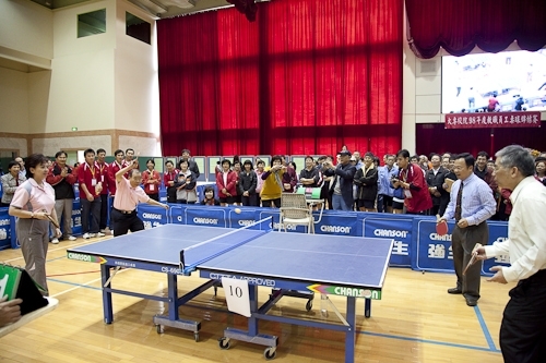 中華民國大專校院98年度教職員工桌球錦標賽於本校紹謨紀念體育館舉行，全國近八百位選手齊聚五虎崗，馳騁球場、大顯身手，奮力為各自所屬的學校爭取榮譽。